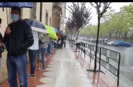 Ciudadanos esperan bajo la lluvia a hacerse la PCR