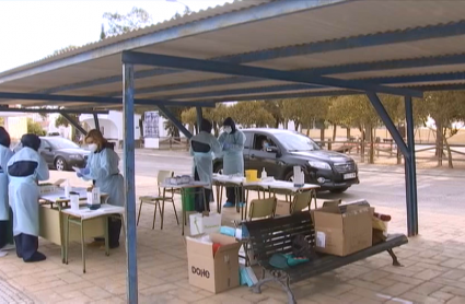 Sanitarios realizando pruebas PCR a los vecinos de Valdehornillos