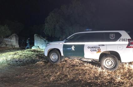 Dispositivo de agentes de la Guardia Civil controlando la entrada a la finca