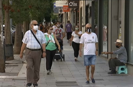 Vecinos de Badajoz pasean por la ciudad