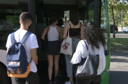 Jóvenes universitarios tomando un autobús urbano en el campus cacereño