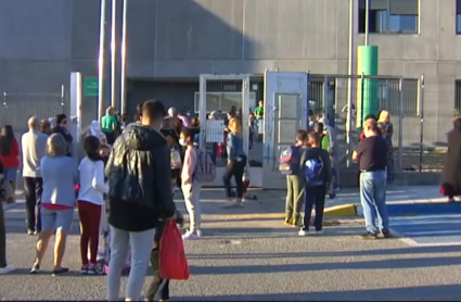 Padres y alumnos a las puertas del CEIP Juan Güel de Talayuela