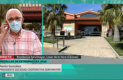 Martín González recogerá la Medalla de Extremadura en nombre de todos los profesionales de las residencias de mayores de la región. Imagen de la entrevista en directo a Martín González en Extremadura Noticias, de Canal Extremadura Televisión.