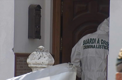Un agente de criminalística accede a la casa del detenido en Monesterio.
