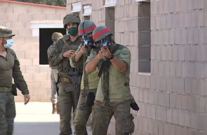 Un grupo de militares simula un ejercicio de protección en la Base General Menacho 