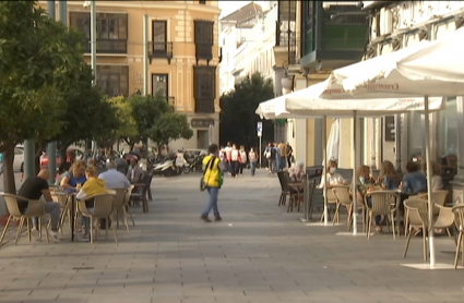 Las nuevas restricciones para frenar el coronavirus en la ciudad de Badajoz estarán en vigor 14 días. Plaza de España en la capital pacense con gente sentada en las terrazas.