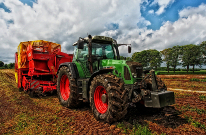 Imagen de un tractor con un mezclador de grano