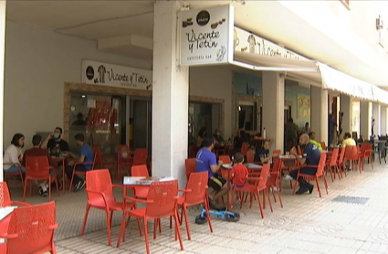 Terraza exterior de un bar en la avenida Sinforiano Madroñero de Badajoz.