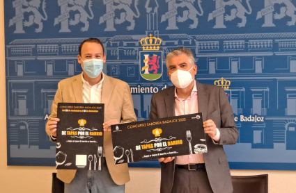 El concejal de Turismo, Jaime Mejías, y Emilio Jiménez, de la Fundación CB, patrocinadores del concurso.