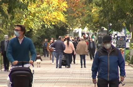 Personas paseando por el céntrico paseo cacereño de Cánovas