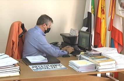 Álvaro Arias en su despacho en el ayuntamiento de Valdefuentes