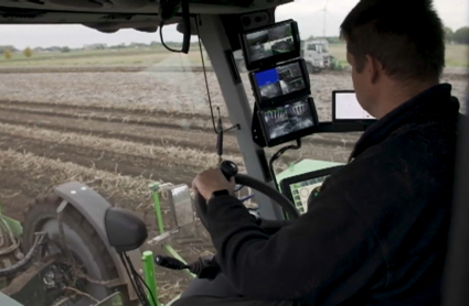 El anticipo de la PAC para esta campaña sube del 50 al 70 por ciento. Un agricultor siembra el campo desde su tractor.