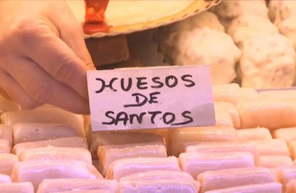 Huesos de Santo en una pastelería de Trujillo