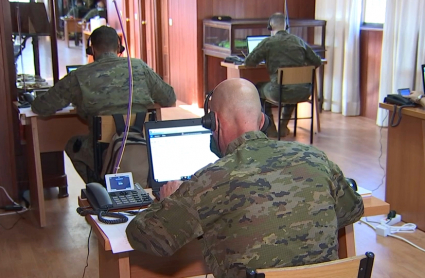 El equipo, formado por 80 militares, realiza los rastreos en tres salas acondicionadas en la Base General Menacho de Bótoa. Militares de la Brigada Extremadura XI con ordenadores y teléfonos en mesas individuales contactan con pacientes de coronavirus.