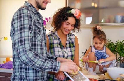 Una familia preparando la comida