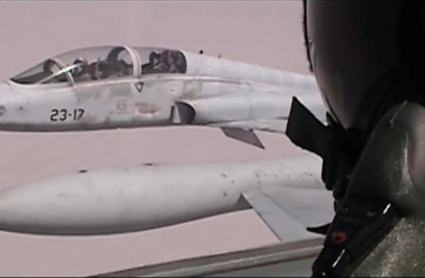 Un piloto de la Base Aérea de Talavera la Real a bordo de un F-5