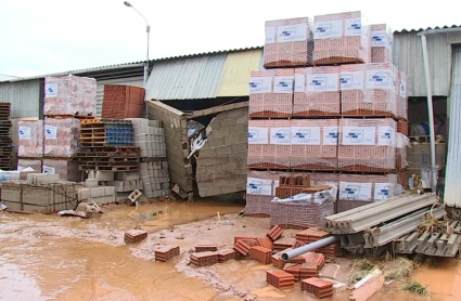 Nave destrozada con materiales de construcción