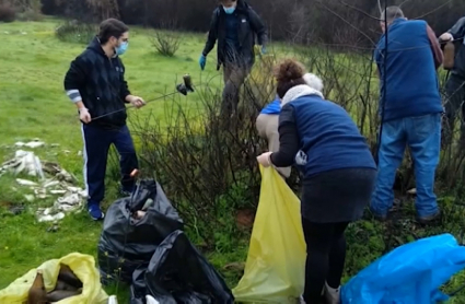 Voluntarios recogen residuos en el río Gévora en Badajoz