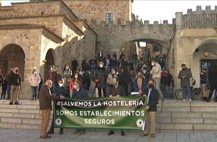 Concentración de hosteleros esta mañana en la Plaza Mayor de Cáceres