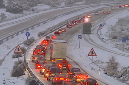 El invierno pasado se realizaron en Extremadura más de 200 actuaciones en la red viaria a causa de condiciones meteorológicas adversas. Caravana de vehículos atascados en una autovía extremeña por una nevada.