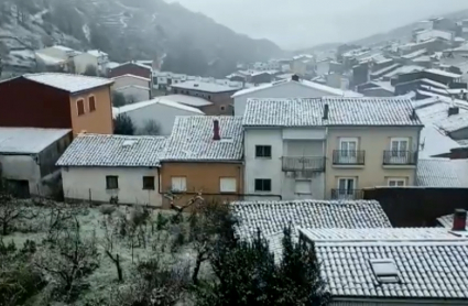 Tornavacas ha amanecido cubierta por un manto blanco de nieve