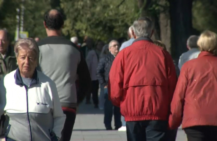 Personas mayores paseando