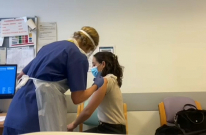 Laura Parra, enfermera extremeña vacunándose frente al COVID-19 en Reino Unido 