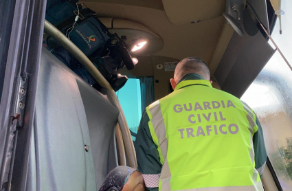 La Guardia Civil inspecciona un autobús escolar