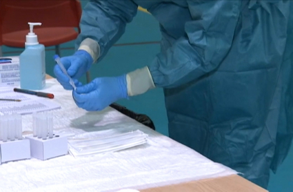 Personal sanitaria prepara el material para realizar pruebas de detección de COVID-19
