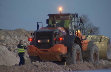 Máquina trabajando en la construcción de la terminal ferroviaria de la Plataforma Logística del Suroeste Ibérico