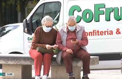 Imagen de una pareja de mayores sentados en un banco