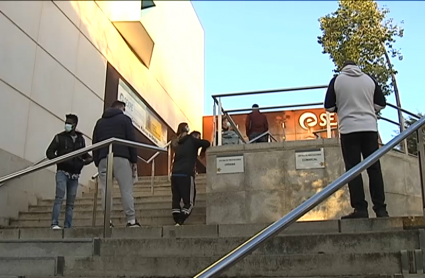 Personas haciendo cola en la puerta del Sexpe