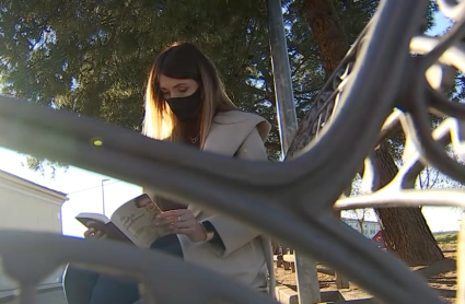 Mariam Orazal leyendo uno de sus libros