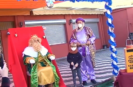 Reyes Magos recibiendo a un niño en Mérida