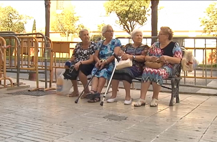 Mujeres conversando en un banco | Archivo