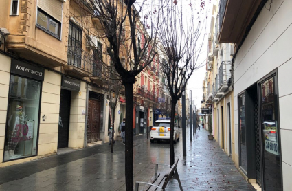 La calle Menacho, repleta de tiendas cerradas