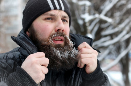 hombre con barba en invierno