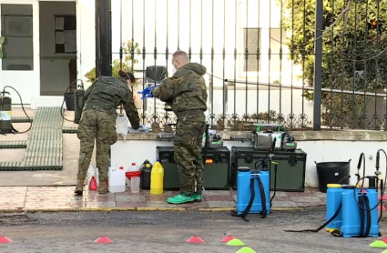 Militares de la Brigada XI de Extremadura desinfectando la residencia de mayores de Villalba de los Barros