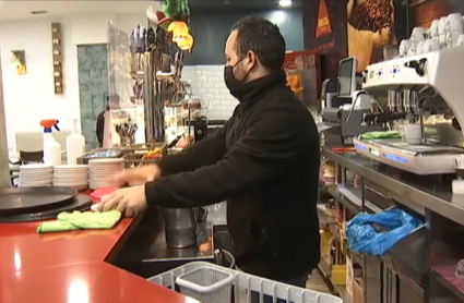 Imagen de un camarero trabajando en una cafetería