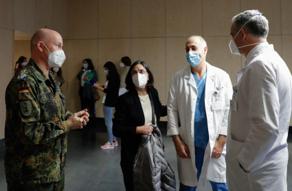 El jefe del equipo médico militar alemán Jens-Peter Evers, conversa con el personal médico portugués tras asistir a una rueda de prensa.