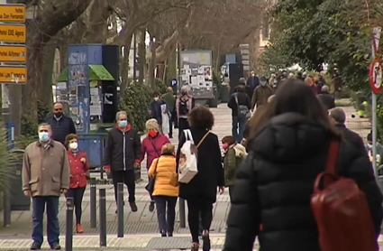 Ciudadanos de Cáceres paseando por el Paseo de Cánovas