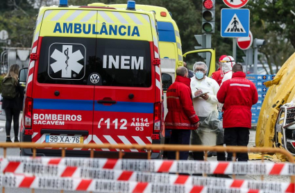 Los profesionales sanitarios participan en la preselección de pacientes a su llegada al Hospital Santa María de Lisboa.