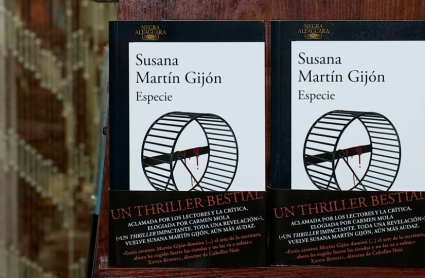 Ejemplares de la nueva novela de Susana Martín Gijón, "Especie", en la Librería Punto Aparte de Mérida.