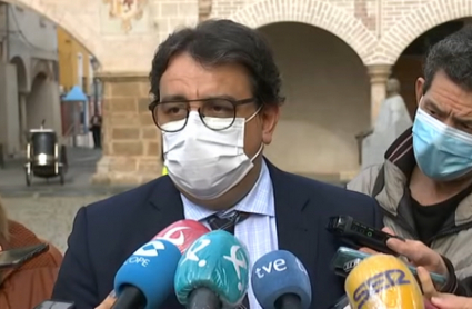 José María Vergeles atiende a los medios en Badajoz