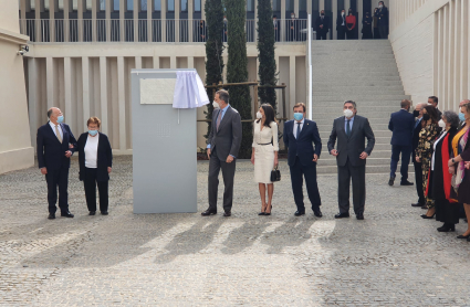 Los Reyes descubren la placa conmemorativa de la inauguración