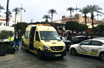 Ambulancias atendiendo tras una pelea en la Plaza de España de Mérida
