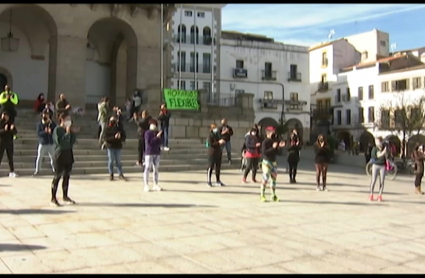 Protestas trabajadores de gimnasios en la Plaza Mayor de Cáceres