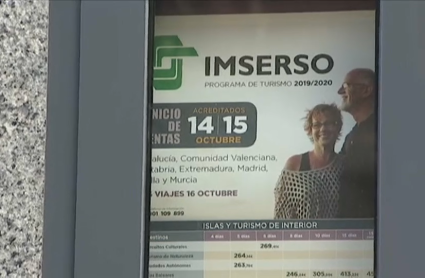 Imagen de un cartel anunciando los viajes del Imserso  en una agencia de la región