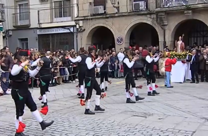 Los Negritos danzando frente a San Blas en Montehermoso