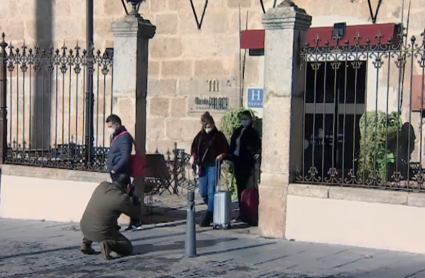 Turistas saliendo de un hotel en Mérida